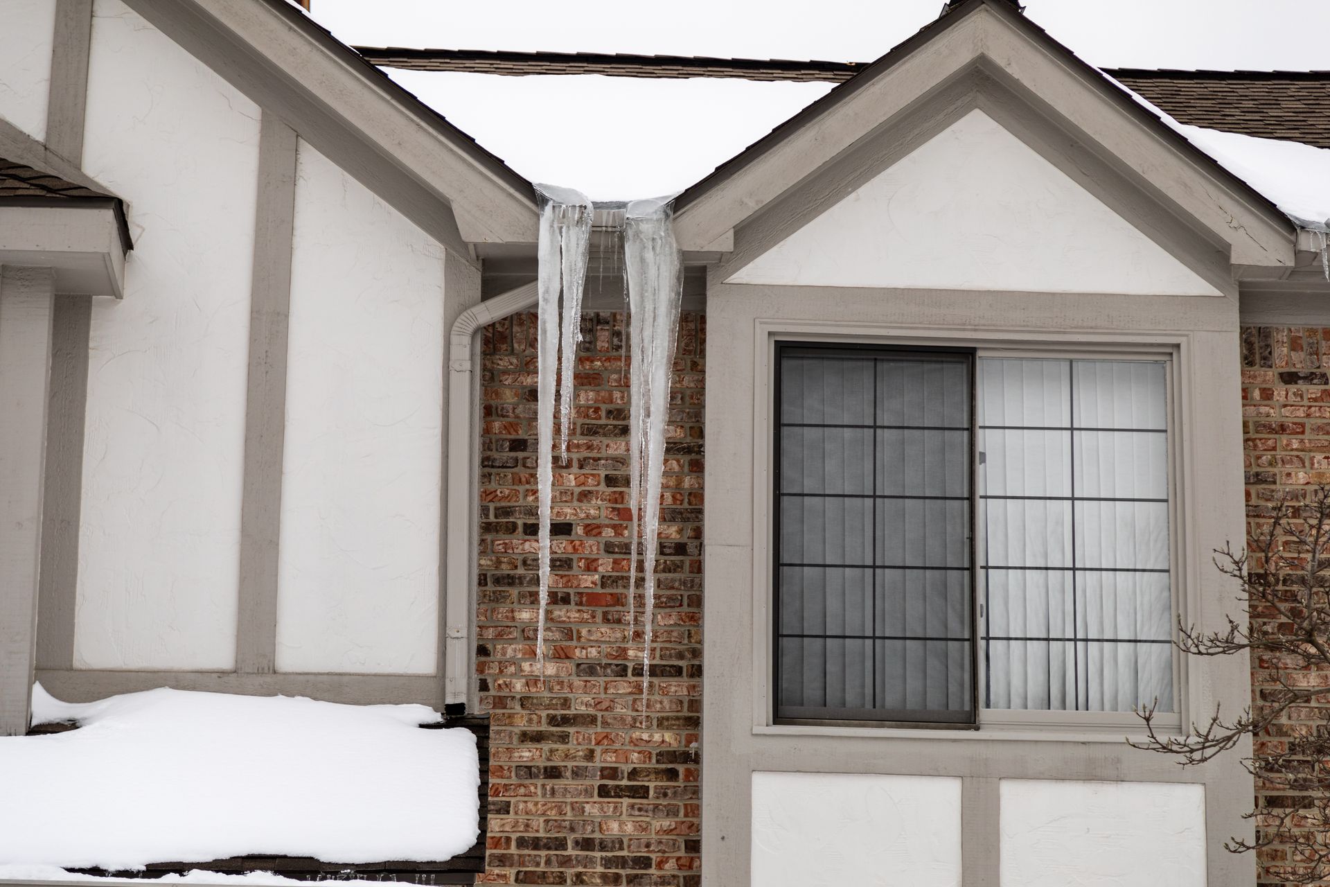 Ice dams along the roof edge of a home in Grant, MI
